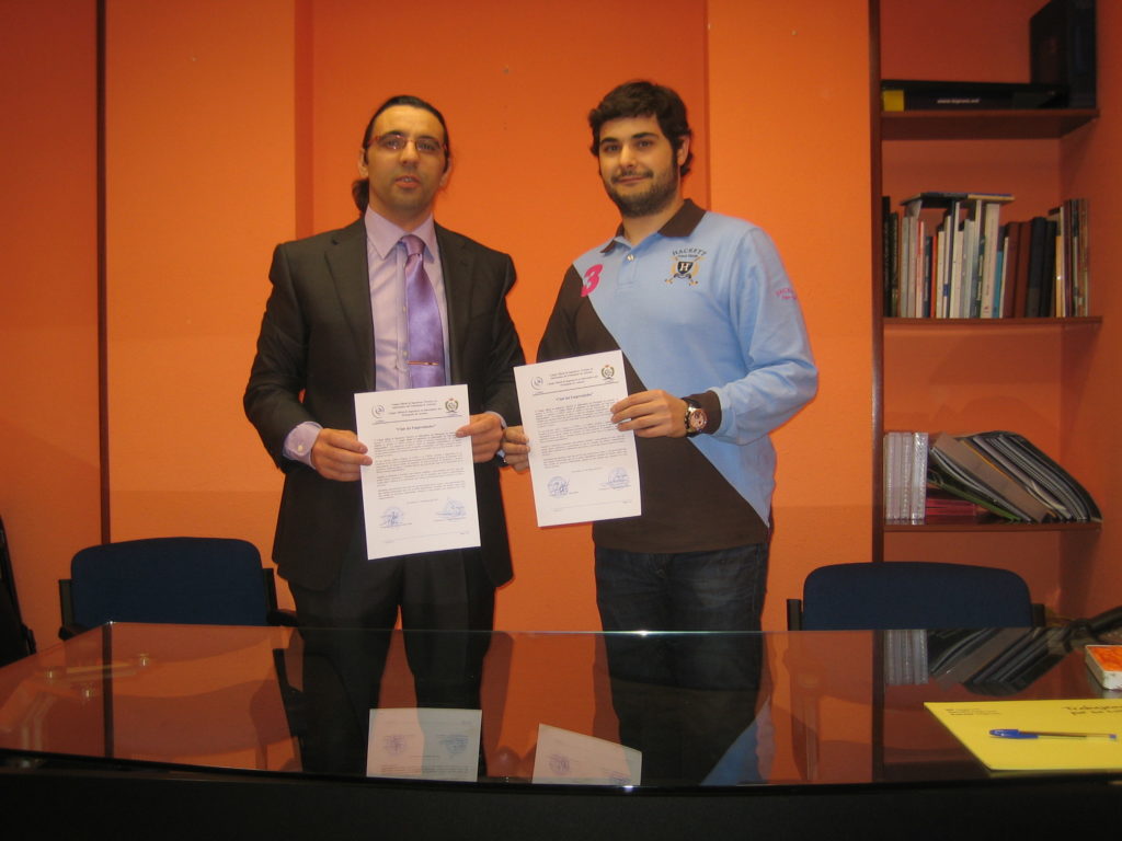 Foto de firma creación del club del del emprendedor Oscar Castro (citipa) y Angel Retamar (coiipa)
