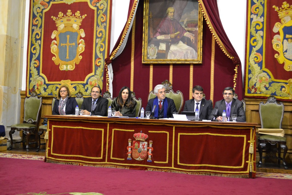 Mesa presidencial del acto de entrega de títulos