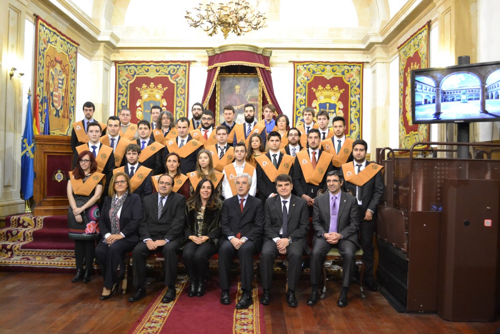 Foto de grupo entrega diplomas Escuela Ingeniería Informática - 2015